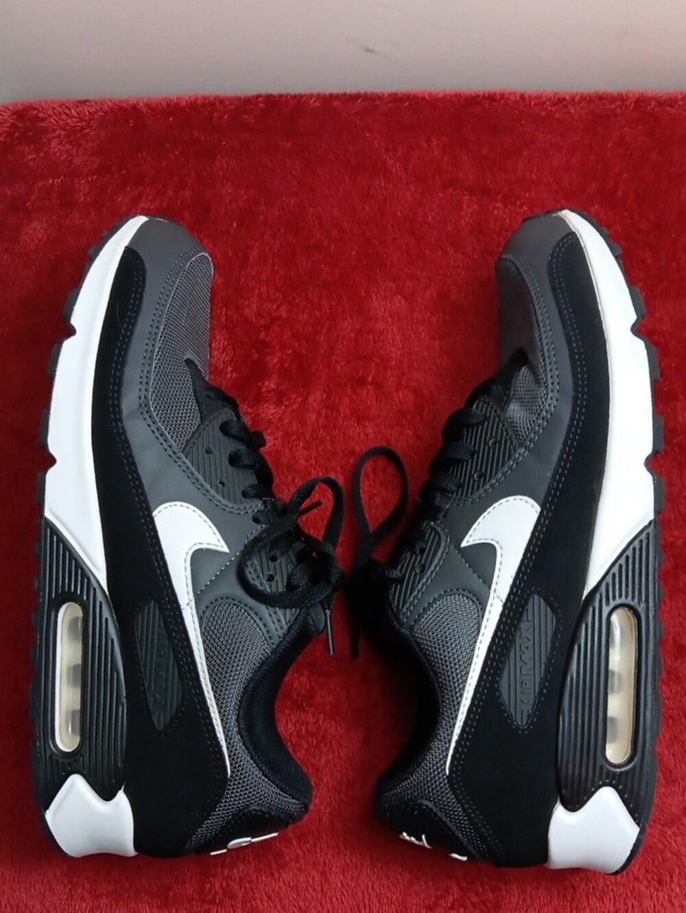 Nike Men’s Black and Gray Athletic Running Shoes - Picture 4 of 8